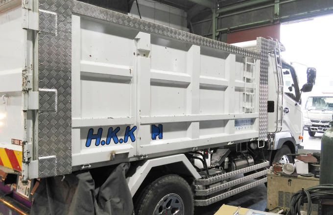 [写真]ダンプの修理